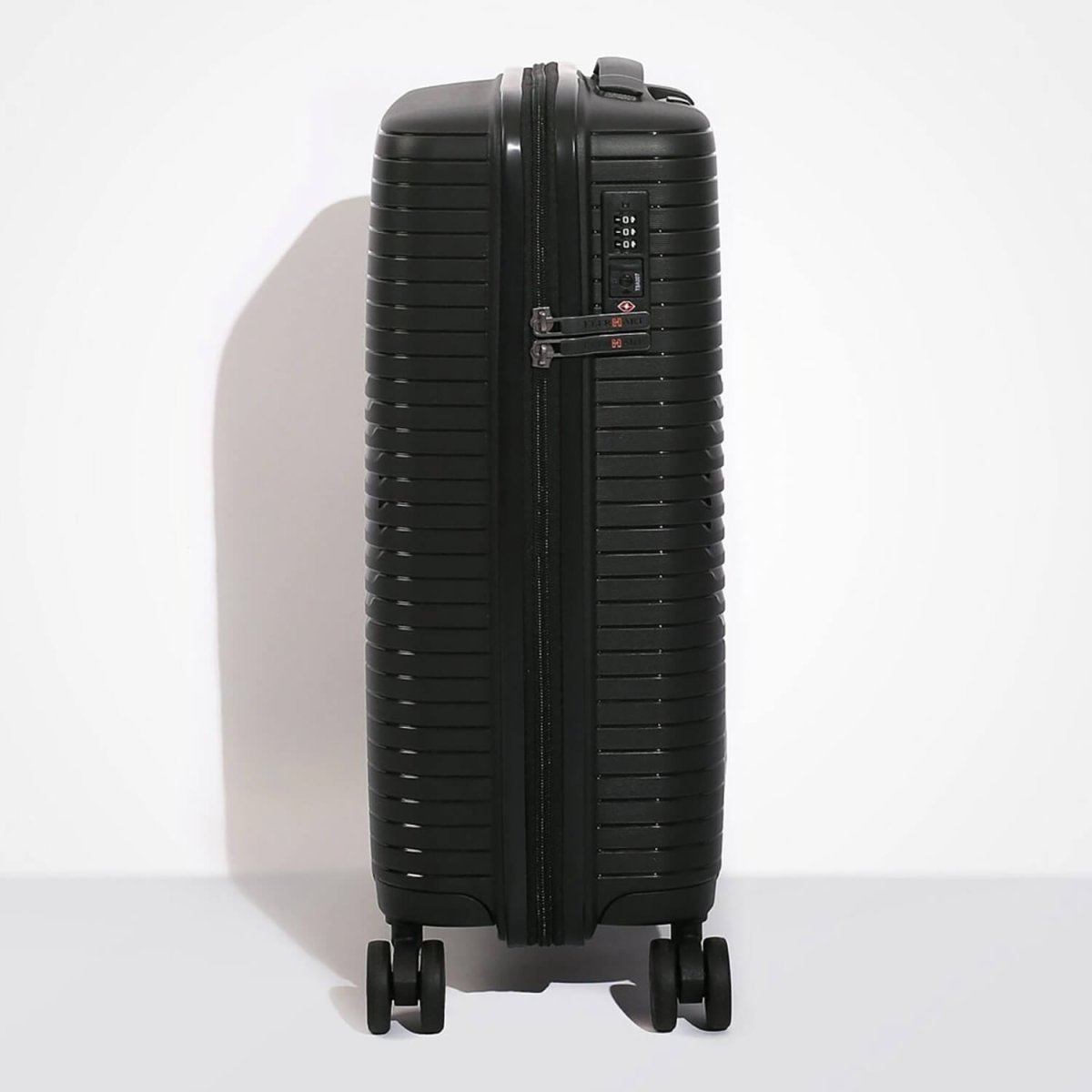 50E-009-424 Чемодан 4-х колесный (Черный/46*57*26/полипропилен/M/3,3 кг/Eberhart)