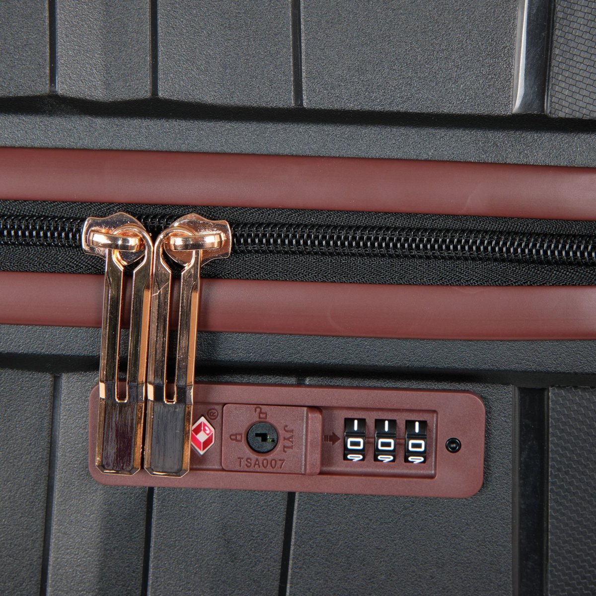 Р0015 (2-ой) Black (24) пластик PP (полипропилен) чемодан средний (Черный/46*63*25/полипропилен/3,5 кг/61 литр/Polar)