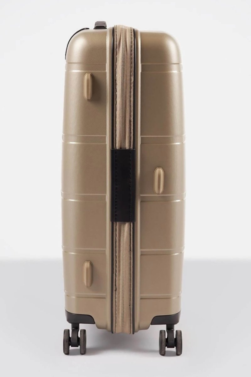 32L-004-424 Чемодан 4-х колесный (шампань/47*67*25/полипропилен/M/3,6 кг/71 литр/Eberhart)