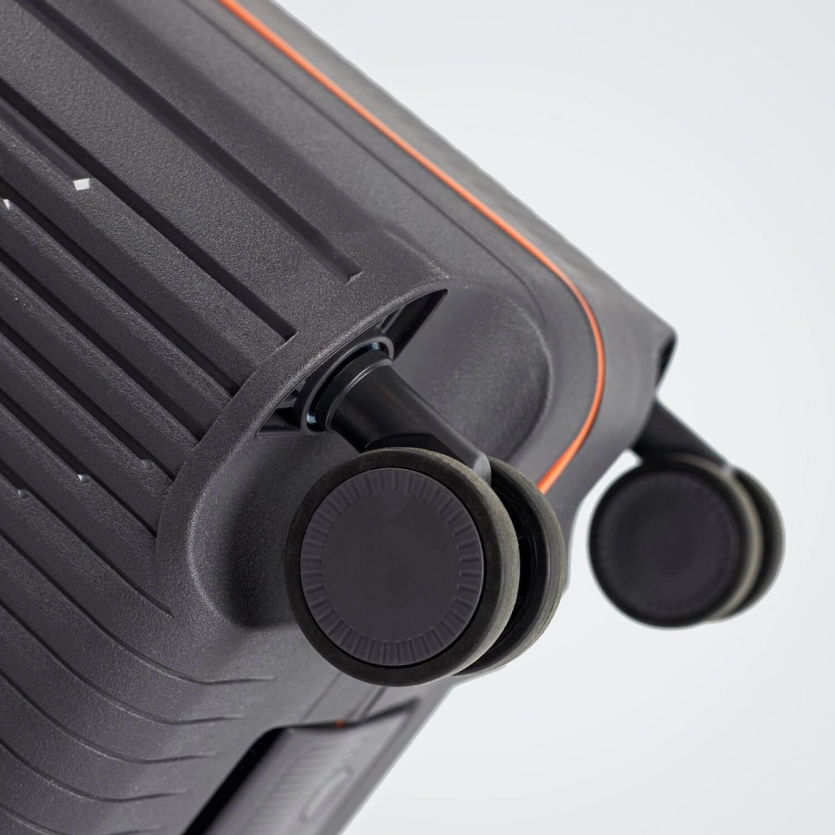 33C-018-424 Чемодан 4-х колесный (серый/46*67*27/полипропилен/M/3,6 кг/70 литров/Eberhart)